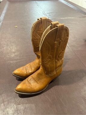 Women's Classic Western Heeled Cowboy Boots - Tan
